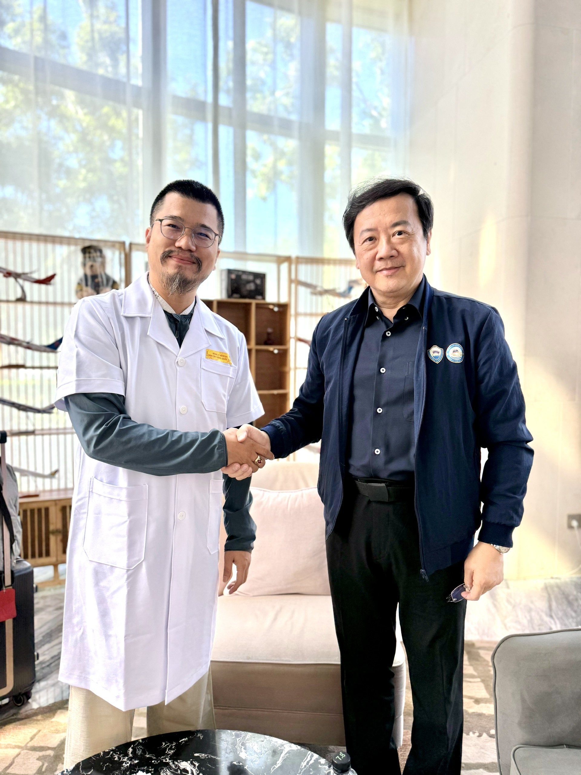 Y THUẬT VIỆT NAM VƯƠN TẦM QUỐC TẾ: THS. LƯƠNG Y PHẠM ĐỨC TUẤN GIAO LƯU Y HỌC VỚI ĐOÀN ĐẠI BIỂU CẤP CAO THÁI LAN TẠI BẠC CHÂU